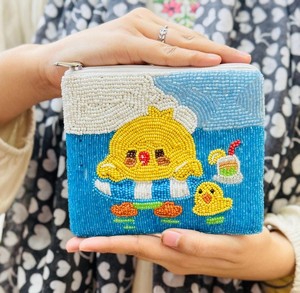 Monedero artesanal suave con cuentas y bordado, diseño compacto de pato de dibujos animados para niñas, origen Uttar Pradesh - Product Image 1