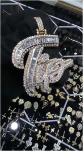 สร้อยคอจี้เพชรโมอิสซาไนต์แบบฮิปฮอป ตัวอักษรโลโก้แบบกำหนดเอง ตัวอักษรแฟนซี เงินแท้ 925 เพชรทรงบาแกตต์ VVS จี้ชื่อสำหรับงานปาร์ตี้ - Product Image 5