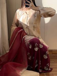 ชุดผ้าไหมชินนอนเนื้อหนักคุณภาพเยี่ยม ประดับด้วยลูกปัดและงานปักมืออย่างประณีต พร้อมกางเกงพลัซโซและผ้าคลุมไหล่ - Product Image 3