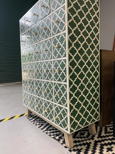 Gabinete de Almacenamiento Moderno con Patrón Verde y Detalles Blancos, Gabinete de Madera Hecho a Mano con Incrustaciones de Hueso para Decoración de Hogar de Lujo - Product Image 4
