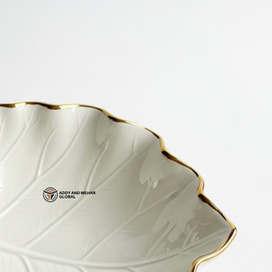 ชามเซรามิกสีขาวขอบทองรูปใบไม้ สำหรับใส่เครื่องประดับ ขนม ของตกแต่งบ้าน ภาชนะบนโต๊ะอาหาร และของประดับงานแต่งงาน - Product Image 6