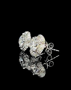 Boucles d'oreilles en or 14 carats avec diamants de laboratoire en forme de fleur, 2,60 carats au total, diamants ronds brillants couleur E-F, fabricant de bijoux de luxe en gros - Product Image 2