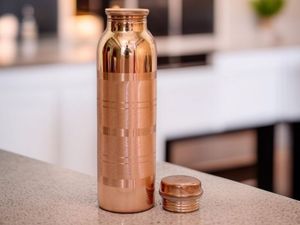 Bouteille d'eau en cuivre pour table, élégante, pour restaurants, cafés et service à table - Product Image 2