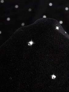 เสื้อฮู้ดดี้ผู้ชายสีดำแบบมินิมอลประดับเพชรเทียม ผ้าฝ้ายฟลีซ 400 GSM ทรงโอเวอร์ไซส์ สตรีทแวร์ มีเชือกผูก OEM รับผลิตแบรนด์ส่วนตัว - Product Image 4