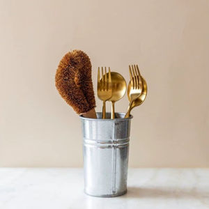 Porte-couverts en métal artisanal avec motif artistique, idéal pour un rangement décoratif et fonctionnel dans la cuisine - Product Image 1