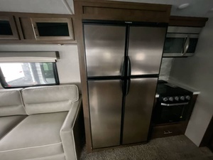 Usado 2020 Forest River Rockwood Signature Ultra Lite 8299SB - Product Image 3