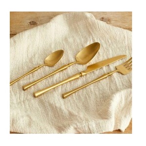 Ensemble de couverts en laiton doré poli avec design martelé et manche décoré - Product Image 3