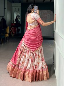 Conjunto de lehenga choli con estampado floral de diseñador y tejido Zari, con dupatta, elegante para fiestas. - Product Image 3