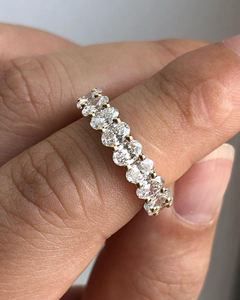 Anillo de Eternidad Completo de Plata con Diamantes Cultivados en Laboratorio de Corte Ovalado de Última Tendencia, Anillo de Eternidad de Plata Esterlina con Diamantes Cultivados en Laboratorio de Corte Ovalado y Engaste Compartido - Product Image 1