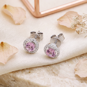 ต่างหูเพชรทรงกลมสีชมพูธรรมชาติประดับเพชรแบบเฮโล ทองคำขาว 18k ขายส่ง Memoria Jewels - Product Image 6