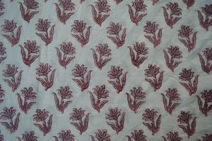 Tela de Algodón Estampada a Mano con Diseño Floral Blanco y Rojo |   Material para Correr Buta Pequeño - Product Image 3