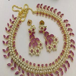 Ensemble collier et boucles d'oreilles tendance en laiton plaqué or de qualité supérieure, serti de moissanite et de pierres Kundan, pour femme, idéal pour fiançailles, mariage ou comme cadeau. - Product Image 2