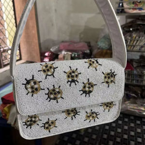 Sac à bandoulière édition limitée Coccinelle Dorée en perles de rocaille, pochette à rabat en perles de verre ivoire, sac fantaisie unique et tendance pour femme - Product Image 1