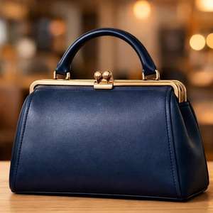 Cremallera larga color granate similar a los modelos de cuero PU que cuentan con múltiples compartimentos para tarjetas y bolsas. - Product Image 3