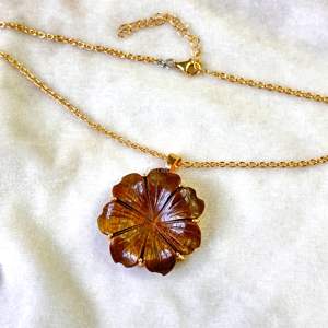 Collier pendentif fleur œil de tigre naturel pour femme, pendentif floral en pierre précieuse œil de tigre sculpté à la main, fait main, vente en gros - Product Image 6