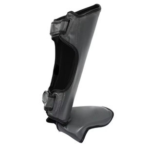 Protège-tibias en cuir multisports pour adultes Hawk, offrant une grande polyvalence, une couche extérieure durable et une protection en mousse souple. - Product Image 2