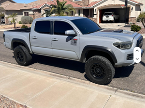 Pick-up Tacoma Hybrid TRD Sport 4x4 Automatique 2023 d'occasion en excellent état, phares LED, pneus R18, sièges en tissu, moteur essence - Product Image 3