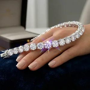 Bracelet tennis en diamants de laboratoire en or blanc 10 carats, ultra-luxe, forme couronne, pour événements chrétiens - Product Image 1