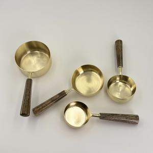 Juego de 4 Tazas Medidoras Personalizadas de Acero Inoxidable con Mango de Madera, Capacidad de 250 ml, para Medir Polvo, a Bajo Precio - Product Image 1