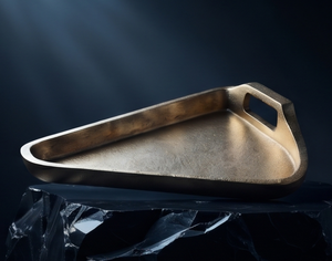 Plateau de service triangulaire en aluminium coulé doré, surface lisse avec poignée, pour présentation alimentaire, directement de l'usine - Product Image 4