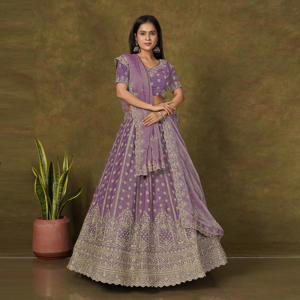 ชุดเลเฮนกาโชลีดีไซน์เนอร์ Moss Finish พร้อมลายปักดิ้นทองสุดประณีต ขอบตกแต่งอย่างหรูหรา พร้อมผ้าคลุมไหล่ Dupatta สำหรับงานเทศกาล - Product Image 2