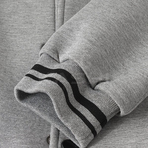 Chaqueta Varsity de Invierno para Hombre de Alta Calidad al Por Mayor, Cuello Alto, Logotipo Frontal, Colores Personalizados, Ideal para un Estilo Urbano - Product Image 6