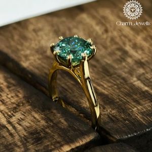 Anillo de Compromiso Charm_Jewells con Moissanita Corte Cojín, Oro Amarillo, Engaste de Garras, Estilo Clásico para Mujer, Certificado IGI, 3 GM - Product Image 2