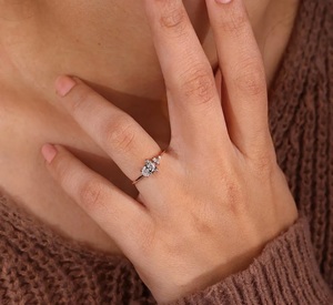 Bague de fiançailles VS1 couleur E, taille ovale, en or jaune 10K, diamant CVD cultivé en laboratoire 2,06 carats, bague solitaire ovale avec sertissage est-ouest - Product Image 5