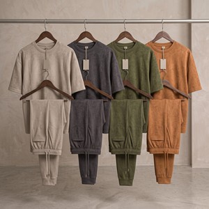 ชุดวอร์มสีน้ำตาล คอกลม แขนสั้น สีพื้น กางเกงลำลองมีกระเป๋าข้าง ระบายอากาศได้ดี ผลิตจากโพลีเอสเตอร์ เหมาะสำหรับใส่ในฤดูใบไม้ร่วง - Product Image 4
