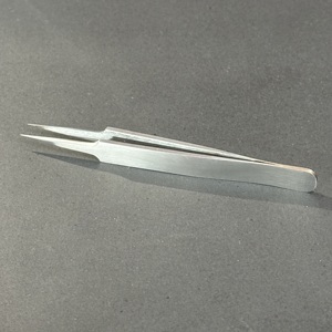 Pinzas de Precisión para Pestañas de Acero Inoxidable con Logotipo Personalizado, Punta Afilada - Product Image 1