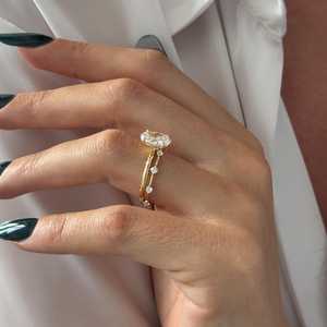 Anillo de Compromiso con Diamante Cultivado en Laboratorio Ovalado de 2 Quilates E VVS2, Conjunto de Anillos de Boda Minimalistas con Solitario y Diamantes Flotantes - Product Image 6