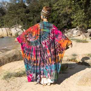 Kimono traditionnel tie-dye pour femme, style bohème, coupe classique, col en V profond, écoresponsable, grandes tailles, détails à pompons et volants - Product Image 1