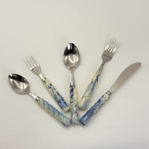 Nouvel ensemble de couverts en acier inoxydable au design moderne et très demandé, avec manche en résine, idéal pour un cadeau de mariage, à prix raisonnable en Inde - Product Image 4