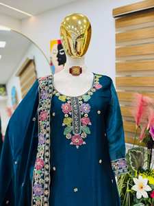 NUEVO SALWAR KAMEEZ DE DISEÑO MODERNO PARA MUJERES CON TRABAJO EN RELIEVO Y MANGAS COMPLETAS - Product Image 4