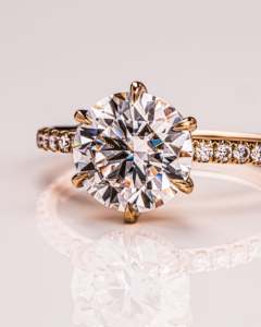 Bague de fiançailles unisexe de luxe en or massif 14 carats avec diamant de laboratoire taillé, halo dissimulé et pavé, certifiée IGI, solitaire - Product Image 4