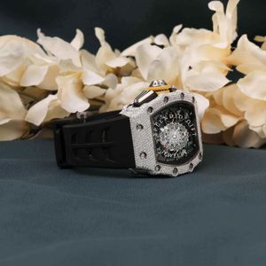 นาฬิกาผู้ชายหรูหราประดับเพชร มอยส์ซาไนต์ ตัวเรือนทรงกลมสีเงิน คริสตัลแซฟไฟร์ ระบบควอตซ์อนาล็อก กลไก ETA สายสีเงินประดับมอยส์ซาไนต์ ขนาด 45 มม. - Product Image 2