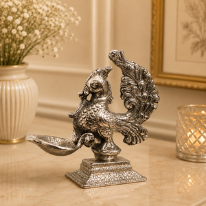 Brûleur d'huile décoratif traditionnel en métal argenté poli en forme de paon pour Diwali, Pooja, ou cadeaux spirituels de réception de la maison - Product Image 1