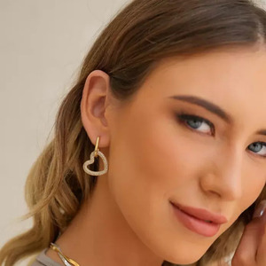 Boucles d'oreilles créoles pendantes en or pur 14 carats avec diamants de laboratoire pavés, motif cœur ouvert, collection Love Splendor, cadeau romantique pour femme - Product Image 6