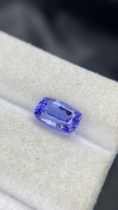 Pierre naturelle certifiée Tanzanite Long Cushion Cut, très exceptionnelle, avec une couleur et un lustre excellents, Zoisite naturelle, 1,91 carat, loupe. - Product Image 2