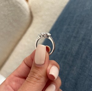 Anillo de Tres Piedras de Moissanita con Corte Ovalado de 2 Quilates, Corte de Media Luna Lateral, Plata 925 Original, Ideal para Regalo Sorpresa de Boda para Pareja - Product Image 2