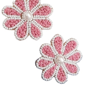 Boucle d'oreille de broderie de fleur mignonne perlée élégante de qualité supérieure avec un travail manuel fantaisie et une conception de bijoux artisanaux d'Inde - Product Image 1