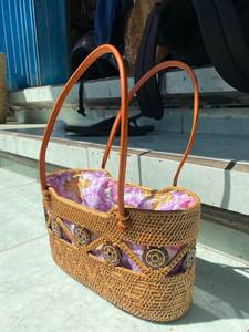 Sac fourre-tout tressé en paille, best-seller indonésien, avec poignées en cuir, style bohème, panier de courses d'été, doublure florale violette - Product Image 1