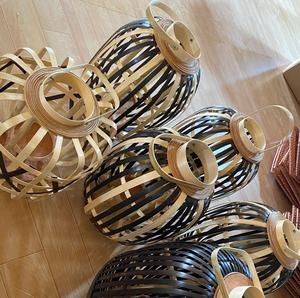 Lanterne porte-bougie en bambou tressé avec cadre métallique, vente en gros, très demandée, pour la décoration de la maison et du jardin - Product Image 1