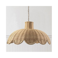 Lampe suspendue en rotin naturel d'inspiration balinaise, artisanale, avec détails en jonc de mer pour un style exotique
