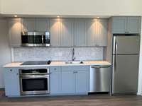 Armoire de cuisine modulaire moderne en bois prête à l'emploi avec poignées personnalisées pour appartement et salles à manger
