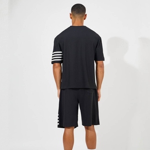 Ensemble T-shirt et short rayés noirs pour homme, col rond, respirant, tissé en satin, 100 % polyester, imprimé numérique, décontracté pour l'été - Product Image 5