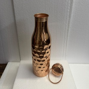 Bouteille en cuivre texturée nid d'abeille en gros - Vaisselle élégante en métal fabriquée à la main pour le yoga et le sport - Product Image 3