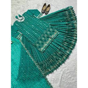 Belle tenue de fête pour femmes ensemble Lehenga avec bordure fantaisie comprenant un haut et Dupatta - Product Image 3