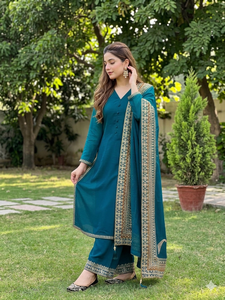 Ensemble de costume élégant en soie romaine lourde avec broderie et travail de sequins, dupatta fantaisie à latkan, tenue ethnique trois pièces de créateur pour femmes - Product Image 2