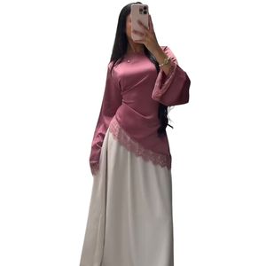 Haut en satin rose et blanc avec une bordure en dentelle asymétrique et des manches longues évasées - Product Image 1